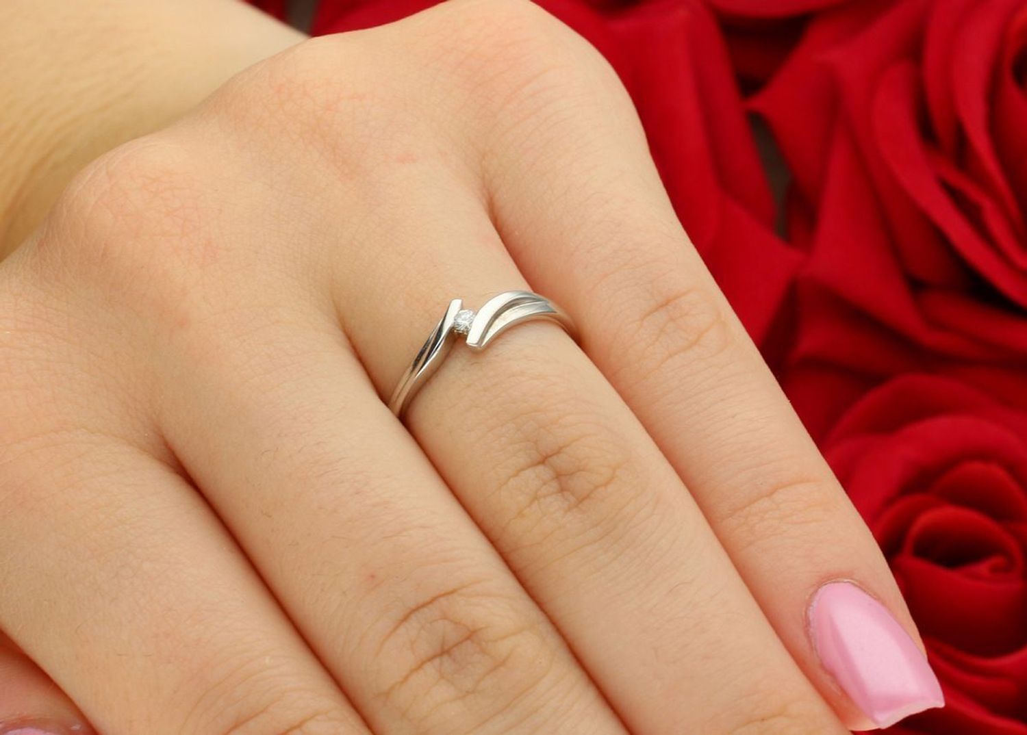 Elegancki pierścionek z białego złota 585 z brylantem 0,03 ct, czystość SI, barwa H. Przekładany wzór, rozmiar 13. Idealny prezent z certyfikatem autentyczności1.jpg